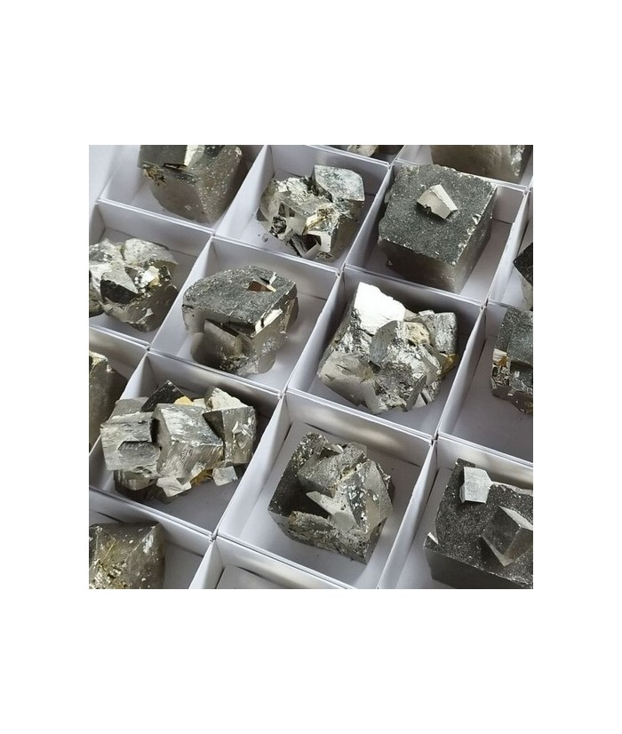 La Pirita pertenece al sistema cúbico y está clasificada dentro del grupo de los sulfuros, con la fórmula química FeS2. Es un m