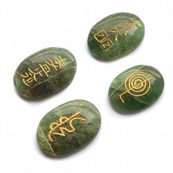 Juego de cuatro piezas para Reiki de Cuarzo Verde en forma plana para los chakras.

Tamaño de los rodados 35x25mm aproximadam
