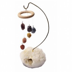 Móvil de viento en base de Apofilita.

Carillón de viento / Campanilla de mesa con adornos de chakras.

Tamaño: 22,5 cm apr