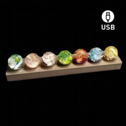 Lámpara 7 Bolas de colores y base de madera.

Las 7 esferas representan los 7 chakras del cuerpo.

Medidas: la base mide 30