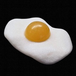 Huevo frito hecho de Ónix Amarillo y Calcita.

Medidas: 10 x 6 cm aprox.

Peso: 175 gramos aprox.