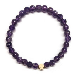 Pulsera de Amatista (bolas de 6mm) con símbolo de trébol dorado.

En goma elástica.

Tarjeta exclusiva en 3 idiomas.
