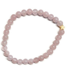 Pulsera de Cuarzo Rosa (bolas de 6mm) con símbolo de estrella dorada.

En goma elástica.

Tarjeta exclusiva en 3 idiomas.