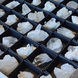 Drusa de Cristal de Roca en caja de 4x4cm.
Tamaño de las piezas: 3-4 cm aprox.