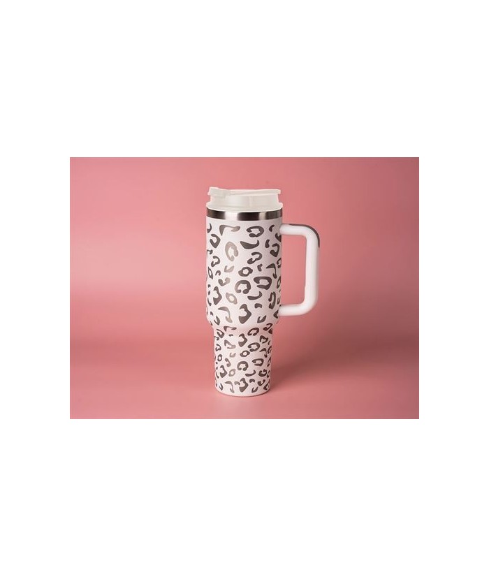 ¡Experimenta el lado salvaje de la vida! Con su elegante estampado de leopardo en plata brillante, esta taza XXL para llevar es