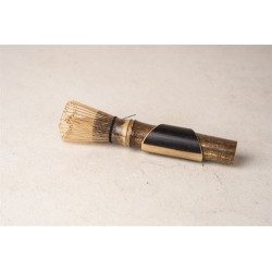 Descubra el refinado arte de preparar matcha con nuestro batidor de bambú de alta calidad. Este utensilio tradicional, también 