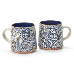 La decoración de esta singular taza de cerámica evoca azulejos mediterráneos decorativos, ingeniosamente ensamblados como fragm