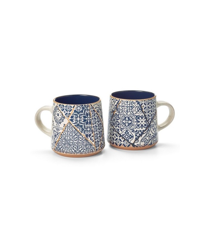 La decoración de esta singular taza de cerámica evoca azulejos mediterráneos decorativos, ingeniosamente ensamblados como fragm