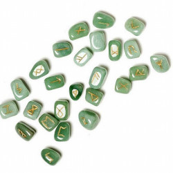  24 rodados de aventurina verde con los símbolos de las runas grabados en dorado.