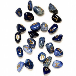 Runas Cuarzo Azul rodadas. 24 piezas.
Bolsa de terciopelo.
2 cm aprox.