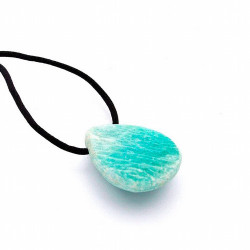 Colgante de Amazonita en forma de lágrima semipúlido.
La pieza está perforada e incluye cordón negro.
Medida : 3 x 2 cm Prox.