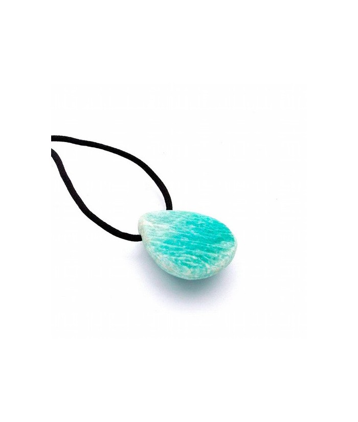 Colgante de Amazonita en forma de lágrima semipúlido.
La pieza está perforada e incluye cordón negro.
Medida : 3 x 2 cm Prox.
