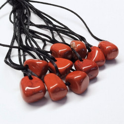 Colgante Rodado de Jaspe Rojo perforado, con cordón de seda corredero.

Medidas del colgante con el mineral: 41 cm aprox.

