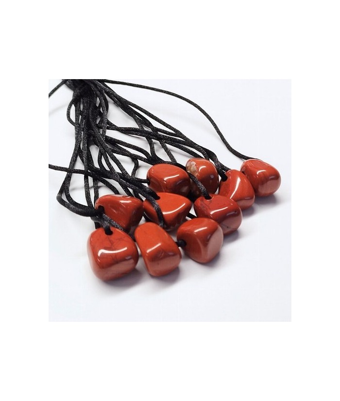 Colgante Rodado de Jaspe Rojo perforado, con cordón de seda corredero.

Medidas del colgante con el mineral: 41 cm aprox.

