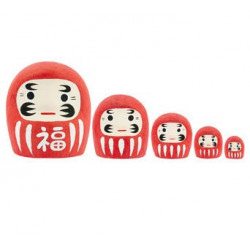 Este Daruma contiene otros cuatro en su interior. Cada uno representa un paso, un deseo, un logro.

Ideal para quienes creen 