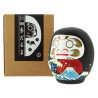 Para los japoneses, tanto daruma como el monte Fuji son símbolos espirituales, budista uno y sintoísta el otro. En esta figurit