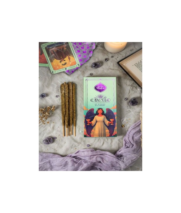 Un oráculo con 12 cartas de arcanos mayores del tarot: cada caja contiene una carta sorpresa que trae consigo un mensaje único.