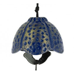 Armonía y belleza para tu espacio con esta campanita de hierro colado, inspirada en una flor y esmaltada en color índigo.

En