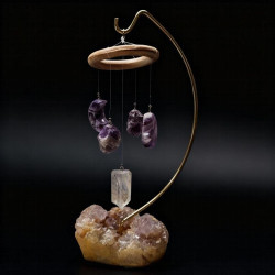 Campanilla de mesa en base de drusa de Amatista.

Carillón de viento / Campanilla de mesa con adornos de Amatista en forma de