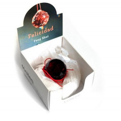 Bola facetada de cristal ROJA de 30 mm. de diametro.
Engarzada en cordón natural.

Con caja exclusiva