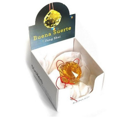 Bola facetada de cristal AMARILLA de 30 mm. de diametro.
Engarzada en hilo rojo.

Con caja exclusiva.

En el feng Shui, la