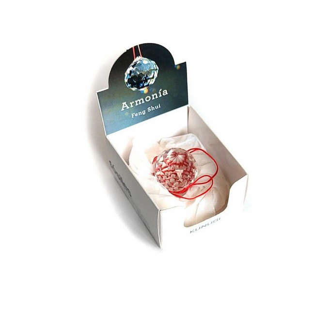 Bola facetada de CRISTAL de 30 mm. de diametro.
Engarzada en cordón natural.

Con caja exclusiva.