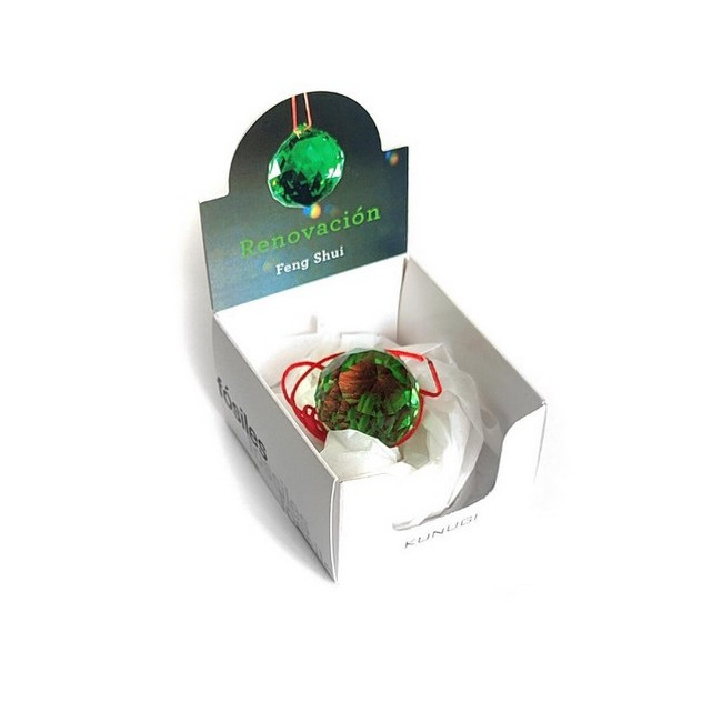 Bola facetada de cristal VERDE de 30 mm. de diametro.
Engarzada en cordón natural.

Con caja exclusiva.