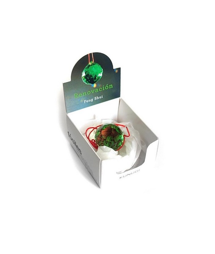 Bola facetada de cristal VERDE de 30 mm. de diametro.
Engarzada en cordón natural.

Con caja exclusiva.