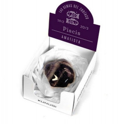 Caja que contiene gema de Amatista de 3-4 cm aprox.

El signo del zodíaco que representa la Amatista es Piscis.

Medida de 