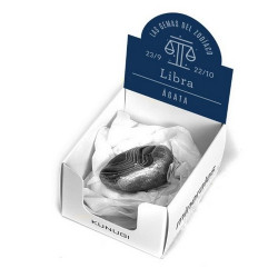 Caja que contiene gema de Ágata de 3-4 cm aprox.

El signo del zodíaco que representa el Ágata es Libra.

Medida de la caji
