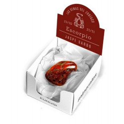 Caja que contiene gema de Jaspe Sardo de 3-4 cm aprox.

El signo del zodíaco que representa el Jaspe Sardo es Escorpio.

Me