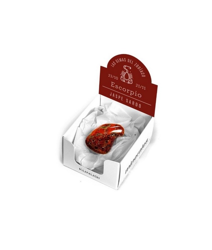 Caja que contiene gema de Jaspe Sardo de 3-4 cm aprox.

El signo del zodíaco que representa el Jaspe Sardo es Escorpio.

Me