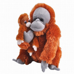 Déjate seducir por el mundo invernal con la mamá y el bebé ORANGUTAN de Wild Republic. Este adorable peluche captura el encanto