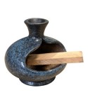 Su apertura inferior permite la f&aacute;cil colocaci&oacute;n de Palo Santo, maderas sagradas o incienso natural en su interior.

Luego el