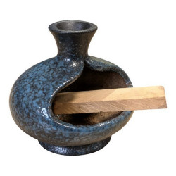 Su apertura inferior permite la fácil colocación de Palo Santo, maderas sagradas o incienso natural en su interior.

Luego el