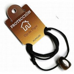 Colgante Rodado de Ojo de Tigre perforado, con cordón de seda corredero.
Medidas del colgante con el mineral: 41 cm aprox.
Me