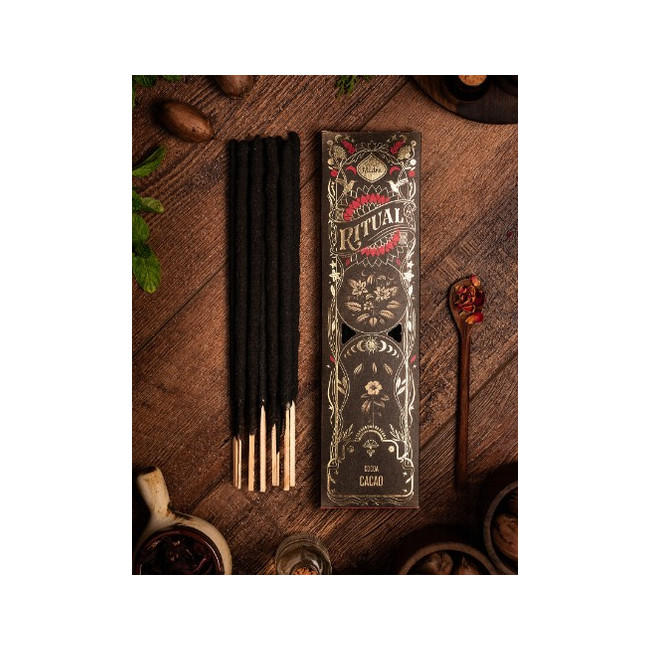 En un espacio tranquilo, establece tus intenciones para el ritual, enfocándote en cualidades como el calor y la energía que abr