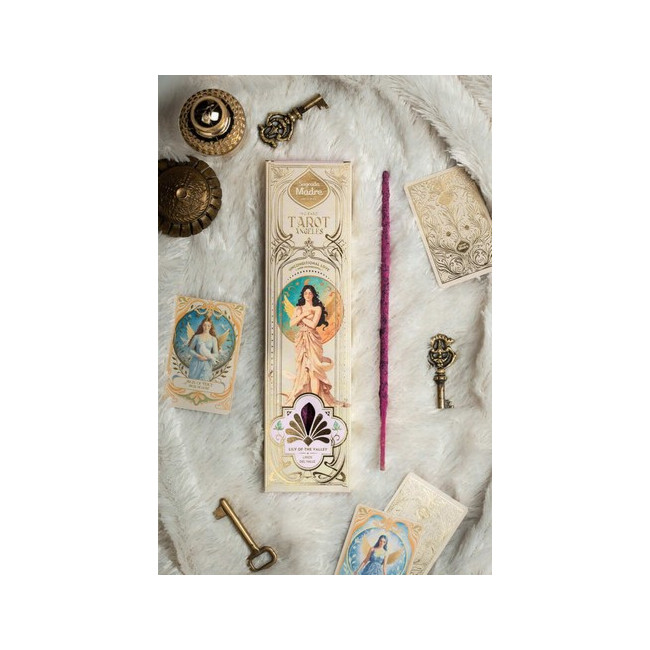 Tarot Ángeles es una línea de sahumerios que fusiona aroma y guía espiritual. Cada caja incluye dos cartas troqueladas de Ángel