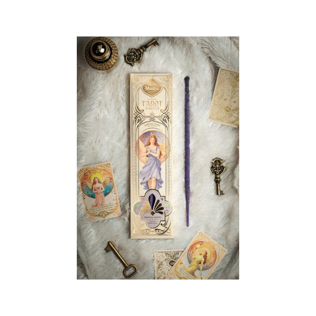 Tarot Ángeles es una línea de sahumerios que fusiona aroma y guía espiritual. Cada caja incluye dos cartas troqueladas de Ángel