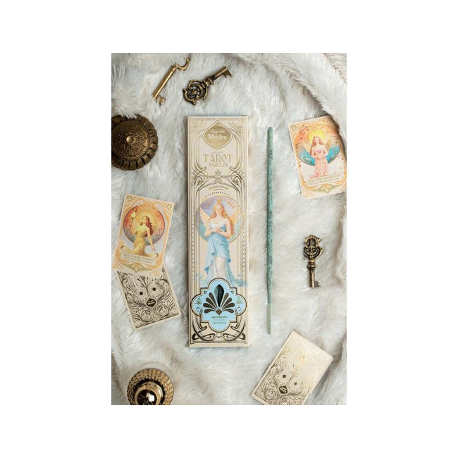 Tarot Ángeles es una línea de sahumerios que fusiona aroma y guía espiritual. Cada caja incluye dos cartas troqueladas de Ángel