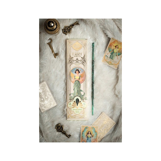 Tarot Ángeles es una línea de sahumerios que fusiona aroma y guía espiritual. Cada caja incluye dos cartas troqueladas de Ángel
