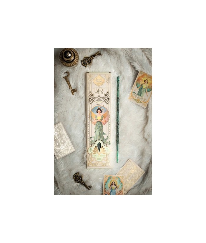 Tarot Ángeles es una línea de sahumerios que fusiona aroma y guía espiritual. Cada caja incluye dos cartas troqueladas de Ángel
