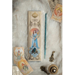 Tarot Ángeles es una línea de sahumerios que fusiona aroma y guía espiritual. Cada caja incluye dos cartas troqueladas de Ángel