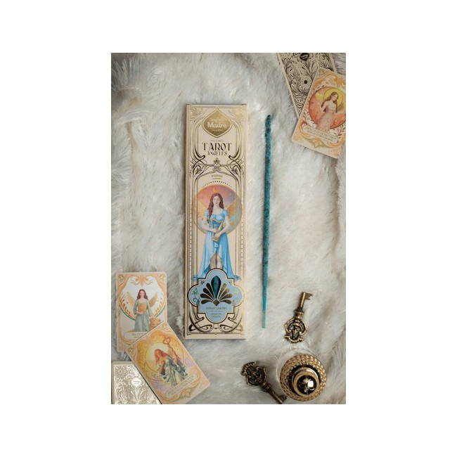 Tarot Ángeles es una línea de sahumerios que fusiona aroma y guía espiritual. Cada caja incluye dos cartas troqueladas de Ángel