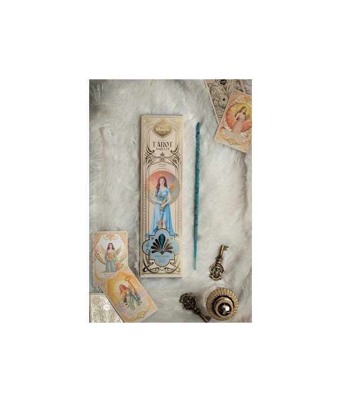 Tarot Ángeles es una línea de sahumerios que fusiona aroma y guía espiritual. Cada caja incluye dos cartas troqueladas de Ángel