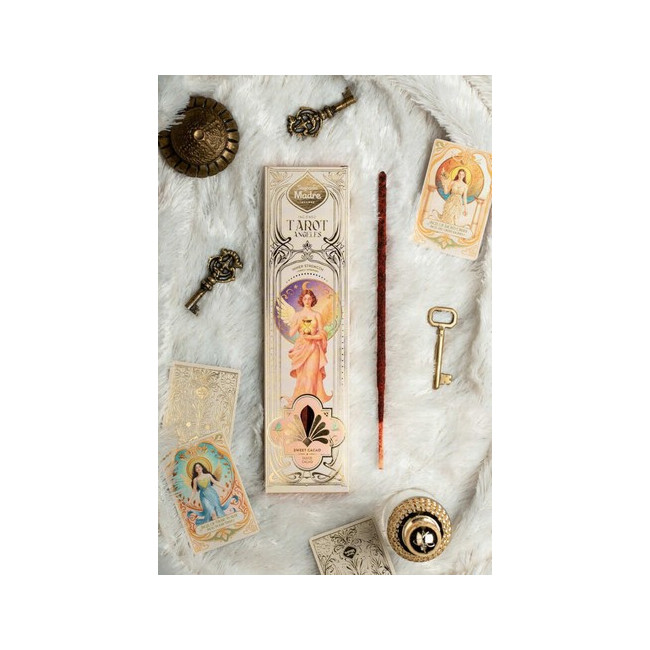 Tarot Ángeles es una línea de sahumerios que fusiona aroma y guía espiritual. Cada caja incluye dos cartas troqueladas de Ángel