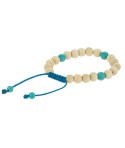 Las pulseras malas de madera, como esta en tonos claros, son accesorios llenos de significado que pueden acompa&ntilde;arte en la medi