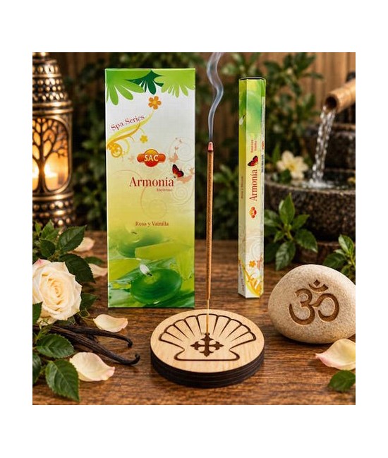 El incienso Armonía SAC, elaborado con la combinación de rosa y vainilla, presenta aromas reconocidos y distintivos. Su fraganc