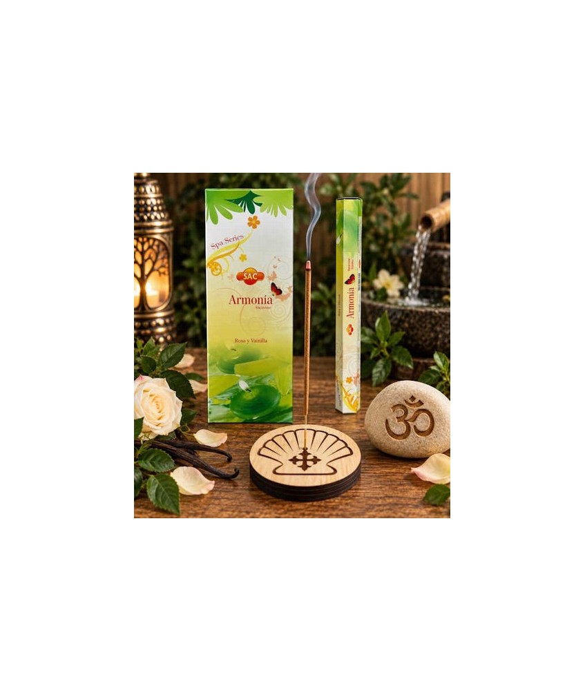 El incienso Armonía SAC, elaborado con la combinación de rosa y vainilla, presenta aromas reconocidos y distintivos. Su fraganc