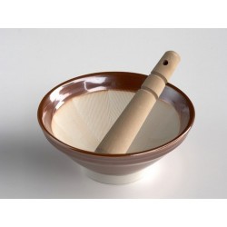 El suribachi de MIMASA, de 18 cm de diámetro, es un mortero de cerámica con estrías de origen japonés que, con la ayuda del maz